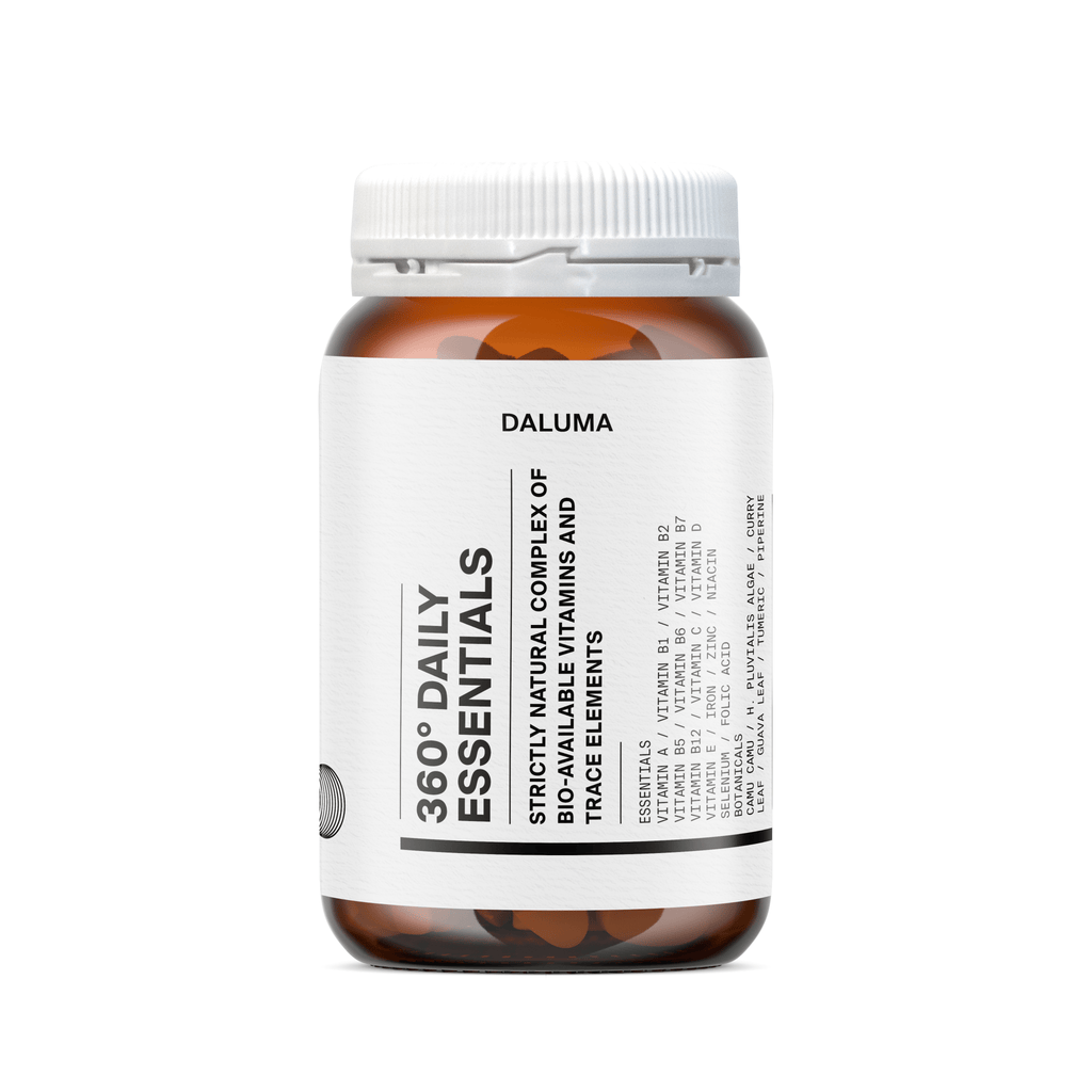 Eine braune Ergänzungsflasche mit weißem Deckel trägt die Aufschrift 360 DAILY ESSENTIALS SUPPLEMENT" und führt Vitamine, Mineralien und pflanzliche Mikronährstoffe auf. Der Markenname DALUMA ist ebenfalls auf dem Etikett aufgedruckt.