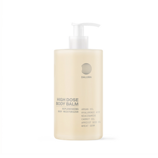 Eine beigefarbene Pumpflasche mit der Aufschrift DALUMA HIGH DOSE STRAFFENDE BODYLOTION for Körperpflege, angereichert mit Hyaluronsäure, Arganöl, Niacinamid, Karottenöl, Aprikosenkernöl und Weizenkeimen.