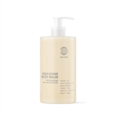 Eine beigefarbene Pumpflasche mit der Aufschrift DALUMA HIGH DOSE STRAFFENDE BODYLOTION for Körperpflege, angereichert mit Hyaluronsäure, Arganöl, Niacinamid, Karottenöl, Aprikosenkernöl und Weizenkeimen.