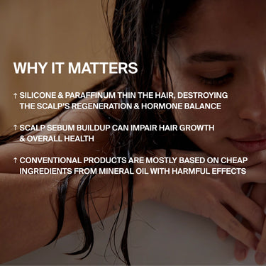 Eine Frau mit nassem Haar lehnt sich an eine Badewanne, während ein Text hervorhebt, wie DALUMA CLEAN HAIR CONDITIONER den Haaraufbau und die Feuchtigkeit für trockenes Haar unterstützt - im Gegensatz zu Produkten mit Silikon, Paraffinum und Mineralöl.