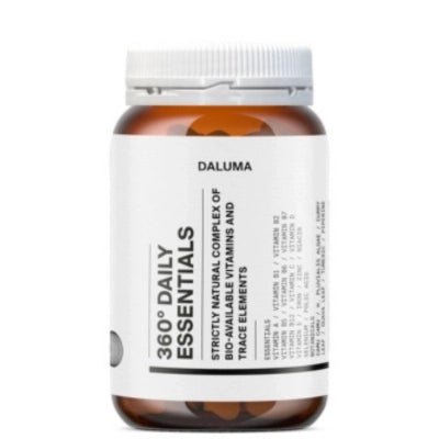 Eine braune Flasche mit weißem Etikett und weißem Verschluss, mit der Aufschrift 360° Daily Essentials von Daluma, die einen natürlichen Komplex aus bioverfügbaren Vitaminen und Spurenelementen enthält.