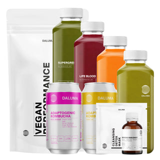 Eine Auswahl der BETTER SHAPE SAFTKUR 7 TAGE Produkte von DALUMA mit veganen Performance Drinks, bio-kaltgepressten Säften und Packungen mit den Bezeichnungen Supergreens, Lifeblood, Adaptogenic Kombucha und Cleansing Detox Mask.