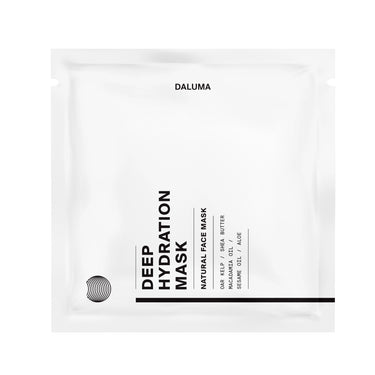Eine weiße, quadratische Packung mit der Aufschrift DALUMA DEEP HYDRATION FEUCHTIGKEITSMASKE in schwarzer Schrift. Das minimalistische Design enthält ein kleines schwarzes Kreismuster und hebt natürliche Inhaltsstoffe wie Kiwi-Extrakt, Shea-Butter, Sesamöl und Algen hervor.