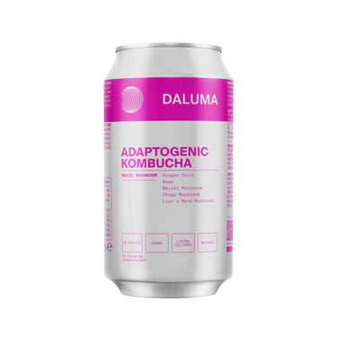 Eine silberne Dose DALUMA MAGIC MUSHROOM DRACHENFRUCHT KOMBUCHA ist mit einem magentafarbenen Etikett versehen, auf dem adaptogene Inhaltsstoffe wie Drachenfrucht und Pilze sowie vegane, probiotische Kulturen, lebende Kulturen und natürliche Qualitäten aufgeführt sind.