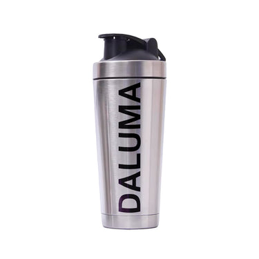 Der DALUMA PROTEIN SHAKER EDELSTAHL ist eine Edelstahlflasche mit schwarzem Flip-Top-Deckel und dem Aufdruck "DALUMA" in fetten schwarzen Buchstaben - eine nachhaltige Wahl für vegane Performance-Proteinshakes. Der Hintergrund ist einfarbig weiß.