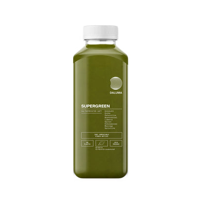 Eine durchsichtige Plastikflasche mit weißem Deckel enthält DALUMA SUPERGREEN GREEN JUICE, mit Grünzeug wie Sellerie, Spinat, Grünkohl, Petersilie, sowie Zitrone und Basilikum. Erhältlich als 6er Pack von kaltgepresster Saft.