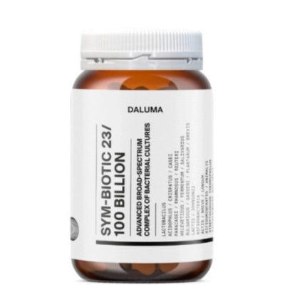 Eine braune Flasche mit weißem Deckel und der Aufschrift DALUMA SYM-BIOTIC 23/100 BILLION enthält fortschrittliche Breitspektrum-Bakterienkulturen. Das Etikett ist überwiegend weiß mit schwarzem und grauem Text.