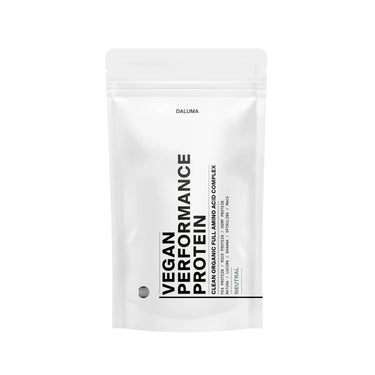 Ein weißer, wiederverschließbarer Beutel mit der Aufschrift DALUMA VEGANES PERFORMANCE PROTEIN NEUTRAL und grünem und schwarzem Text. Dieses vegane Protein enthält biologische Zutaten, einen vollständigen Aminosäurekomplex und einen neutralen Geschmack.