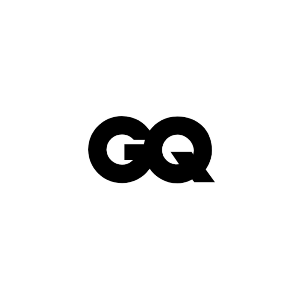 Das Bild zeigt die schwarzen, fetten Buchstaben GQ in einer modernen, serifenlosen Schriftart auf weißem Hintergrund, die das Logo des Herrenmagazins GQ darstellen.