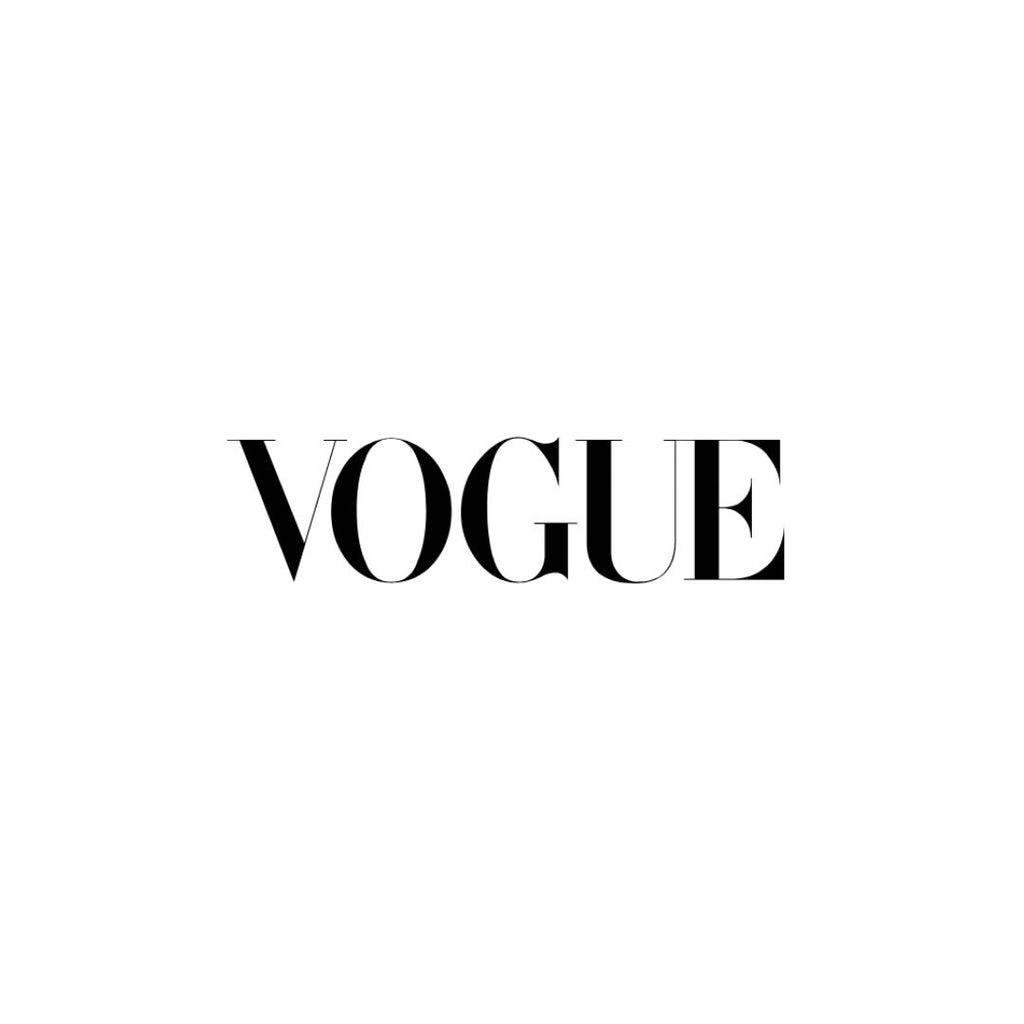 Das Bild zeigt das Wort VOGUE in fetten, eleganten schwarzen Großbuchstaben, zentriert auf einem schlichten weißen Hintergrund.