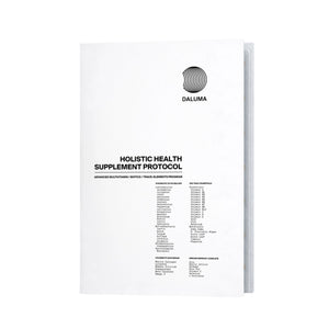 Eine weiße Mappe mit der Aufschrift Holistic Health Supplement Protokoll mit dem DALUMA-Logo und einer Liste der täglichen Nahrungsergänzungsmittel in schwarzer Schrift auf der Vorderseite.