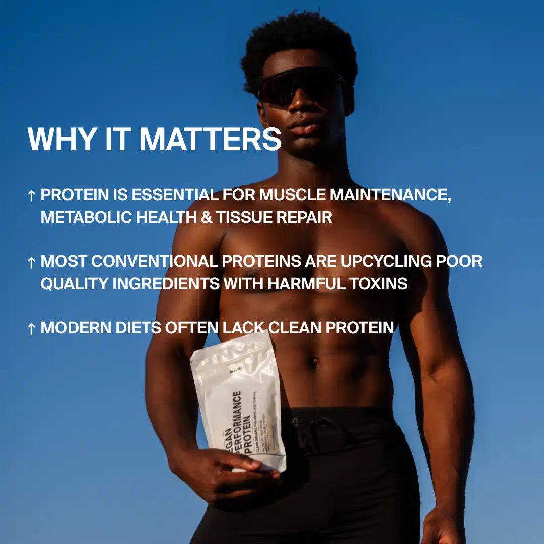 Ein durchtrainierter, hemdloser Mann mit Sonnenbrille hält einen durchsichtigen Beutel mit DALUMA VEGANES PERFORMANCE PROTEIN KAKAO vor einem blauen Himmel, der die Bedeutung von sauberem, pflanzlichem Eiweiß für den Muskelerhalt, die Reduzierung von Toxinen und eine moderne Ernährung hervorhebt.