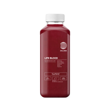 Eine klare Kunststoffflasche mit weißem Verschluss enthält DALUMA LIFE BLOOD POWER SAFT, einen dunkelroten Saft mit Spinat, Roter Bete, Karotte, Apfel, Zitrone und Cayenne; erhältlich als 6er-Pack.