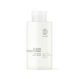 Die minimalistische weiße Flasche des DALUMA CLEAN HAIR CONDITIONER wirbt für seine nährende Repair-Formel mit Sheabutter, Süßmandelöl und Zitrusfrüchten für die feuchtigkeitsspendende Pflege von strapaziertem Haar.
