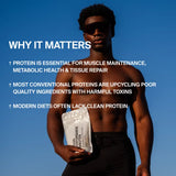 Ein muskulöser Mann mit Sonnenbrille steht unter einem klaren blauen Himmel und hält eine Tüte DALUMA VEGANES PERFORMANCE PROTEIN NEUTRAL DOUBLE. Der eingeblendete Text hebt die Vorteile von pflanzlichem Protein für den Muskelaufbau, die Gesundheit und den Kontrast zu herkömmlichen Proteinen hervor.