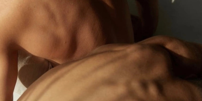 Eine Nahaufnahme der Schulter einer Person.