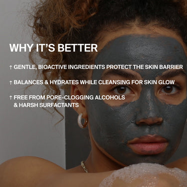 Eine Frau mit lockigem Haar trägt eine graue DALUMA CLEANSING AKTIVKOHLE FACE MASK und blickt in die Kamera. Der weiße Text verweist auf sanfte Inhaltsstoffe, feuchtigkeitsspendende Pflege, keine porenverstopfenden Alkohole und frei von aggressiven Tensiden.