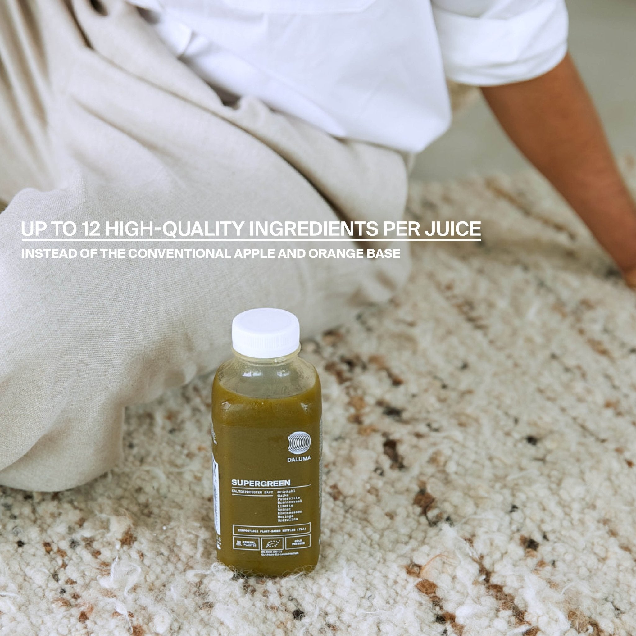 Eine Person in heller Kleidung sitzt auf einem strukturierten beigen Teppich neben einer Flasche DALUMA BESSERE SAFTKUR - 3 TAGE. Der überlagerte Text lautet: UP TO 12 HIGH-QUALITY INGREDIENTS PER JUICE.