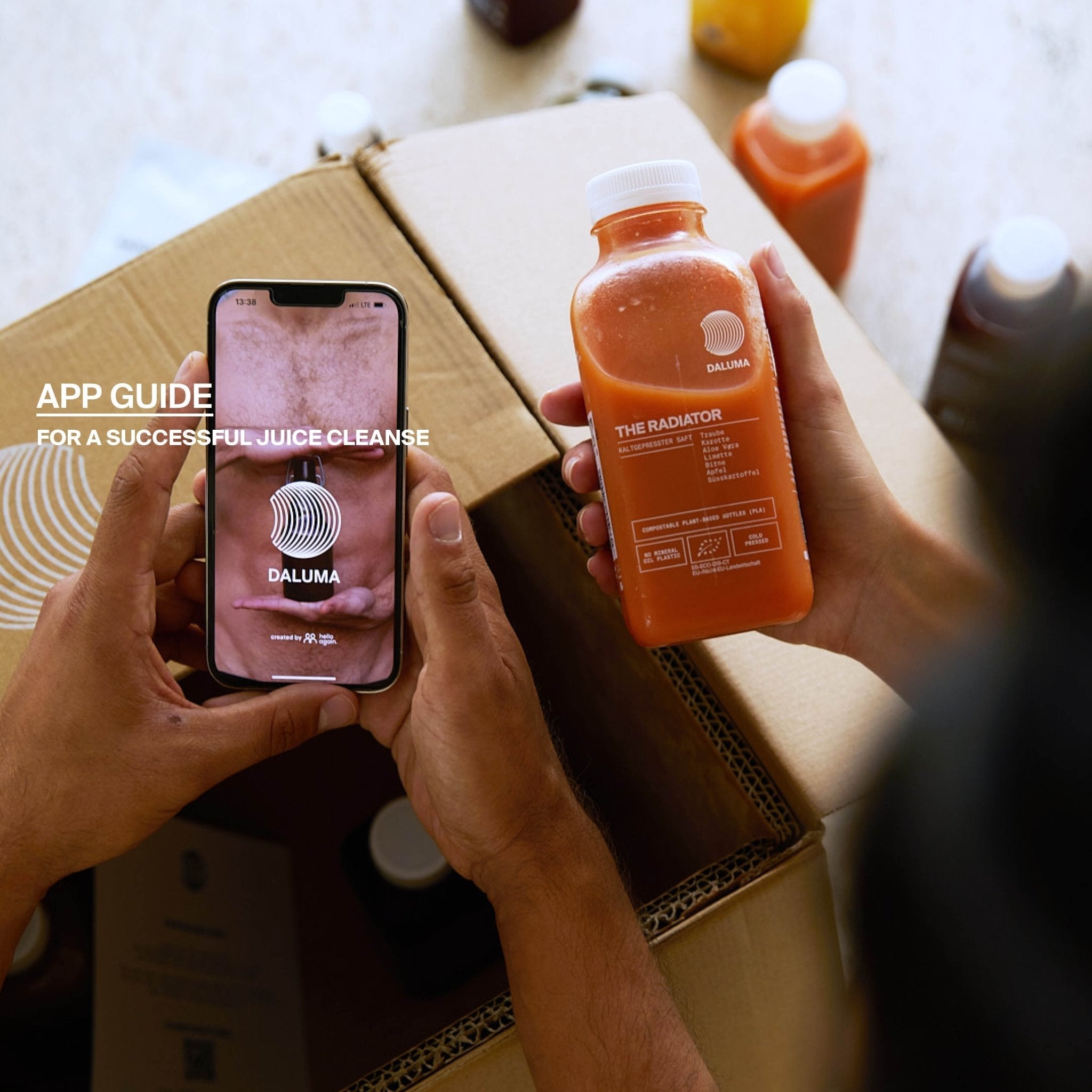 Eine Person hält ein Smartphone mit dem DALUMA App-Guide und dem Orangensaft The Radiator mit der Aufschrift 