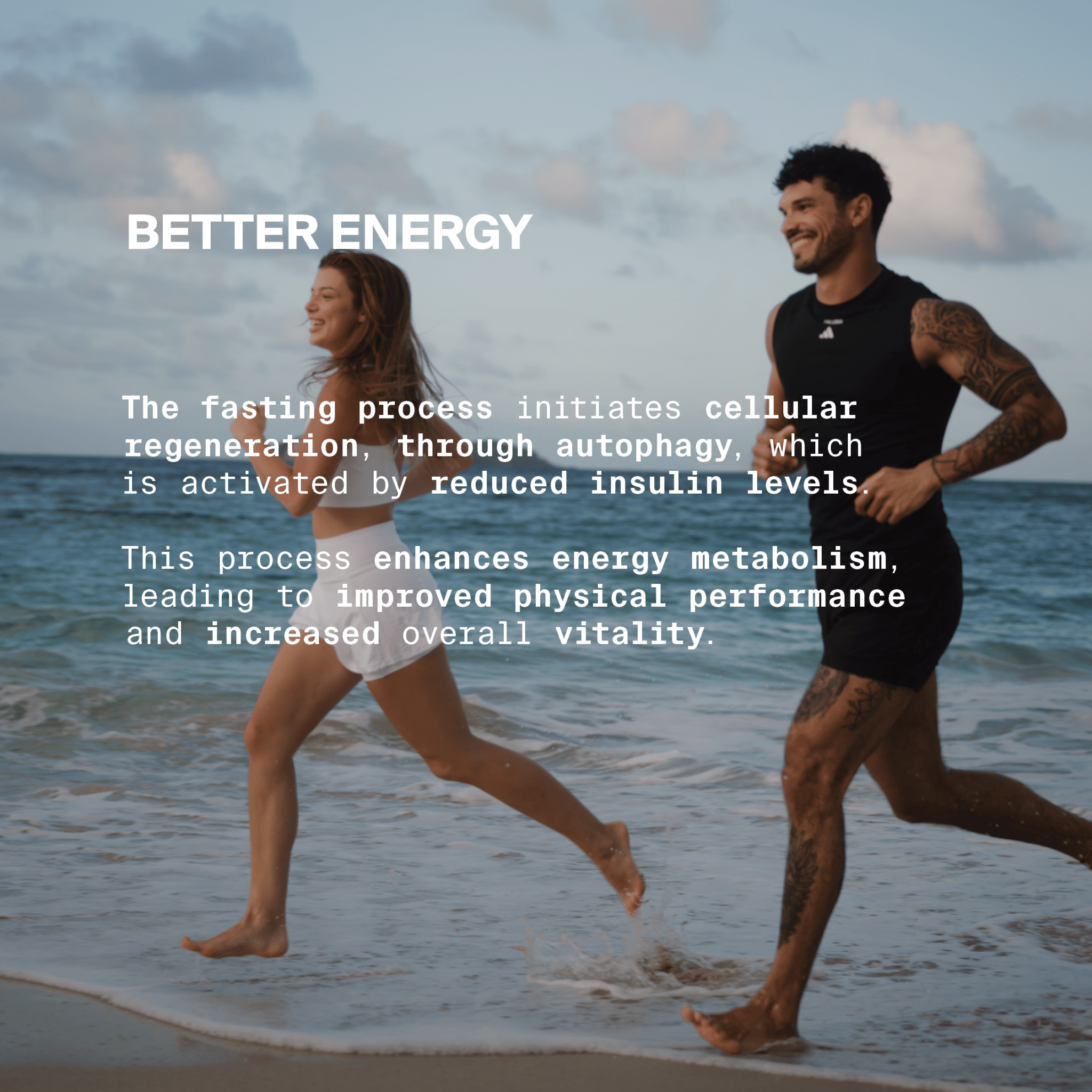 Ein lächelnder Mann und eine lächelnde Frau in Sportkleidung laufen barfuß am Strand entlang. Die BETTER ENERGY SAFTKUR 5 TAGE von DALUMA verwendet bio-kaltgepresste Säfte oder Kombucha, um die Energie zu steigern, den Stoffwechsel zu verbessern, die Zellregeneration zu unterstützen und die Vitalität zu erhöhen.