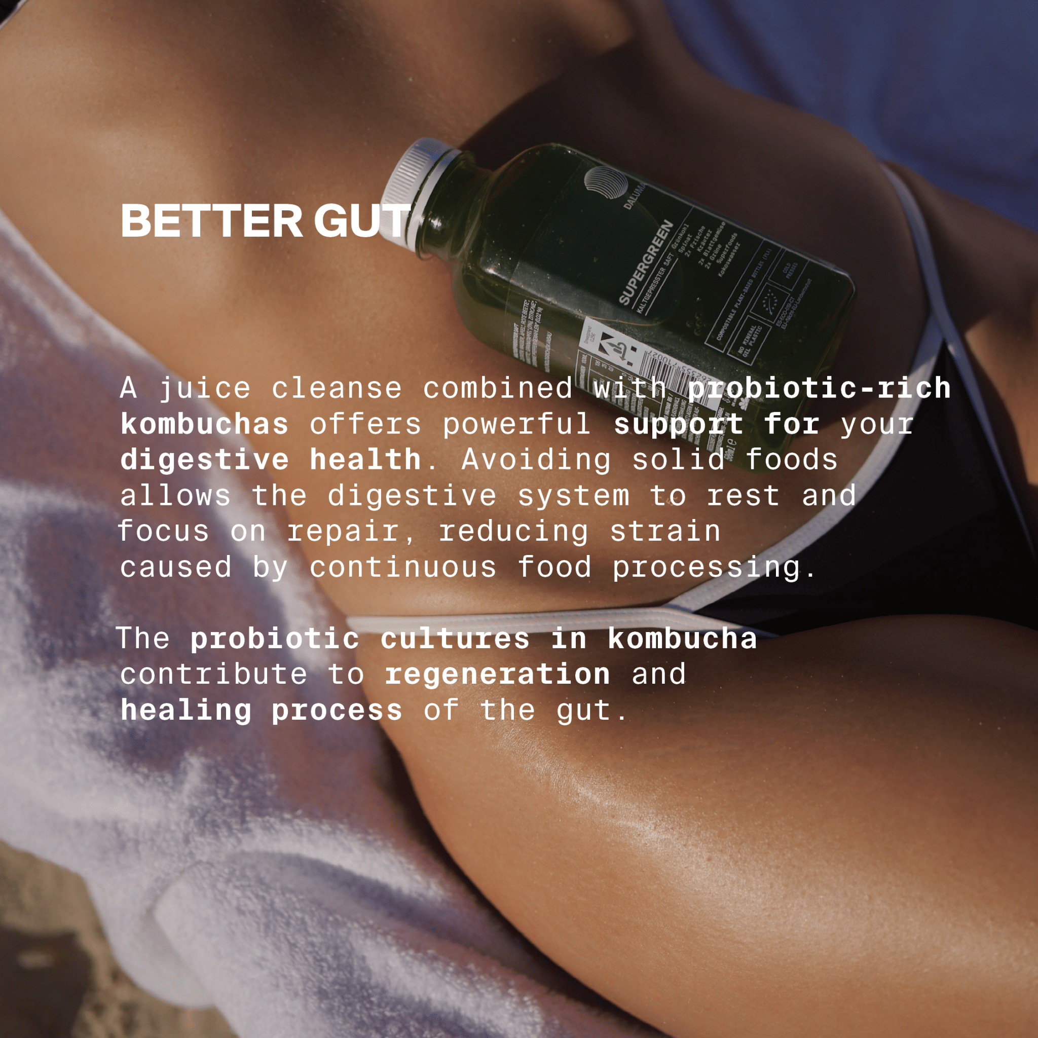 Eine Person im Badeanzug lehnt sich mit einer grünen Saftflasche zurück. Der eingeblendete Text hebt die BETTER GUT SAFTKUR 5 TAGE von DALUMA hervor, die probiotikareiche, bio-kaltgepresste Säfte für Darmgesundheit, Verdauungsförderung und Darmregeneration enthält.