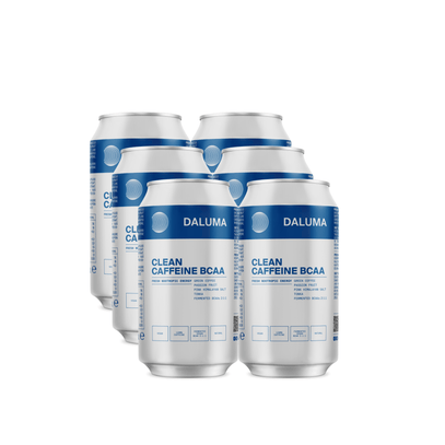 Sechs Dosen DALUMA CLEAN BCAA ENERGY DRINK sind in zwei Reihen auf einem weißen Hintergrund angeordnet. Die silbernen Dosen sind mit blauen und weißen Etiketten versehen, auf denen die Marke DALUMA und der Produktname stehen.