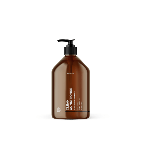 Eine braune Kunststoff-Pumpflasche mit der Aufschrift DALUMA CLEAN CONDITIONER und weißem Text, angereichert mit nährender Shea Butter, steht aufrecht auf einem schlichten weißen Hintergrund.