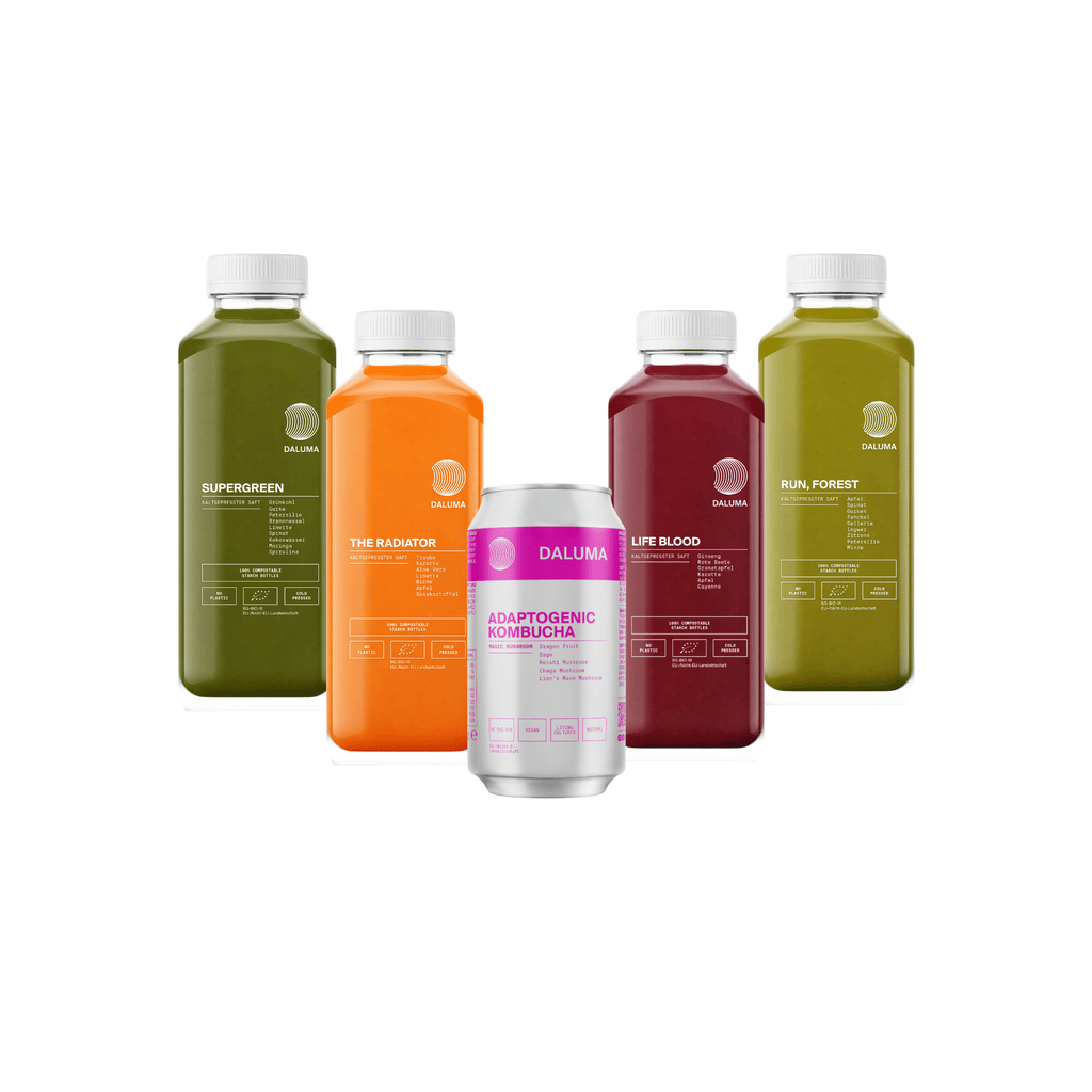 Fünf DALUMA-Säfte in Grün, Orange und Rot stehen in einem Halbkreis mit einer silbernen und rosa "Adaptogenic Kombucha"-Dose in der Mitte und präsentieren das DAILY FEEL GOOD JUICE PACKAGE für den täglichen Kick.
