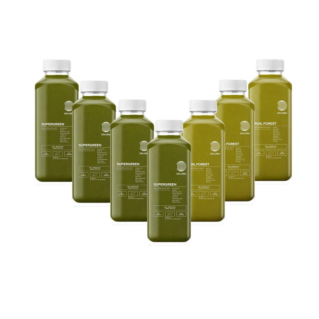 Sieben Flaschen DALUMA DAILY GREEN JUICE PACKAGE mit minimalistischen Etiketten sind V-förmig auf weißem Grund angeordnet und enthalten jeweils essentielle Mikronährstoffe.