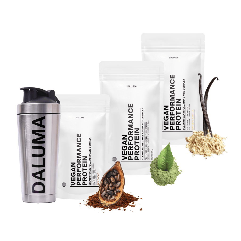 Drei DALUMA VEGAN PERFORMANCE PROTEIN STARTER PACK-Beutel stehen in einer Reihe mit einem Shaker auf der linken Seite. Die Geschmacksrichtungen Kakao, Matcha und Vanille heben pflanzliches Protein für Muskelaufbau und ein optimales Aminosäureprofil hervor.