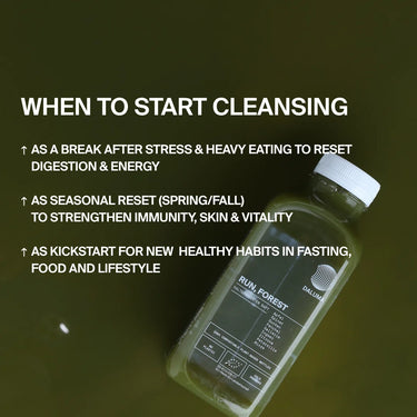 Eine Flasche DALUMA GREEN JUICE PLUS SAFTKUR 5 TAGE ruht auf einem grünen Hintergrund. Der weiße Text schlägt vor, Ihre 5-tägige Saftkur mit diesen kaltgepressten Bio-Gemüsesäften nach Stress oder schweren Mahlzeiten, saisonal oder zur Unterstützung gesunder Gewohnheiten zu beginnen.