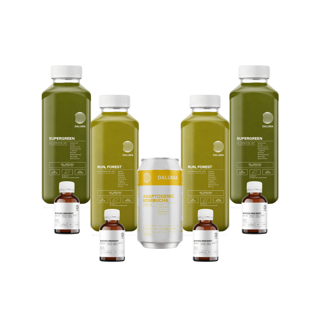 Sechs DALUMA GRÜNE SAFTKUR - 5 TAGE Bio-Säfte wie "Supergreen" und "Run, Forest" umgeben eine Kombucha-Dose, davor vier kleine Glasflaschen - alles auf weißem Grund für Ihre Saftkur.