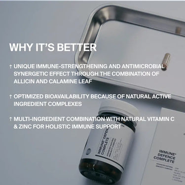 Eine Flasche mit der Aufschrift DEFENCE DUO von DALUMA steht auf einem Klemmbrett neben einem Metalltablett. Der Text hebt die immunstärkenden, antimikrobiellen und vielseitigen Vorteile von Allicin zur umfassenden Unterstützung der Immunabwehr hervor.