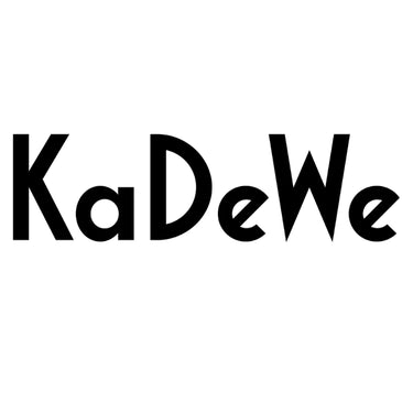 Schwarzer Text auf weißem Hintergrund buchstabiert KaDeWe in einer fetten, stilisierten Schriftart, wobei sich Groß- und Kleinbuchstaben abwechseln.