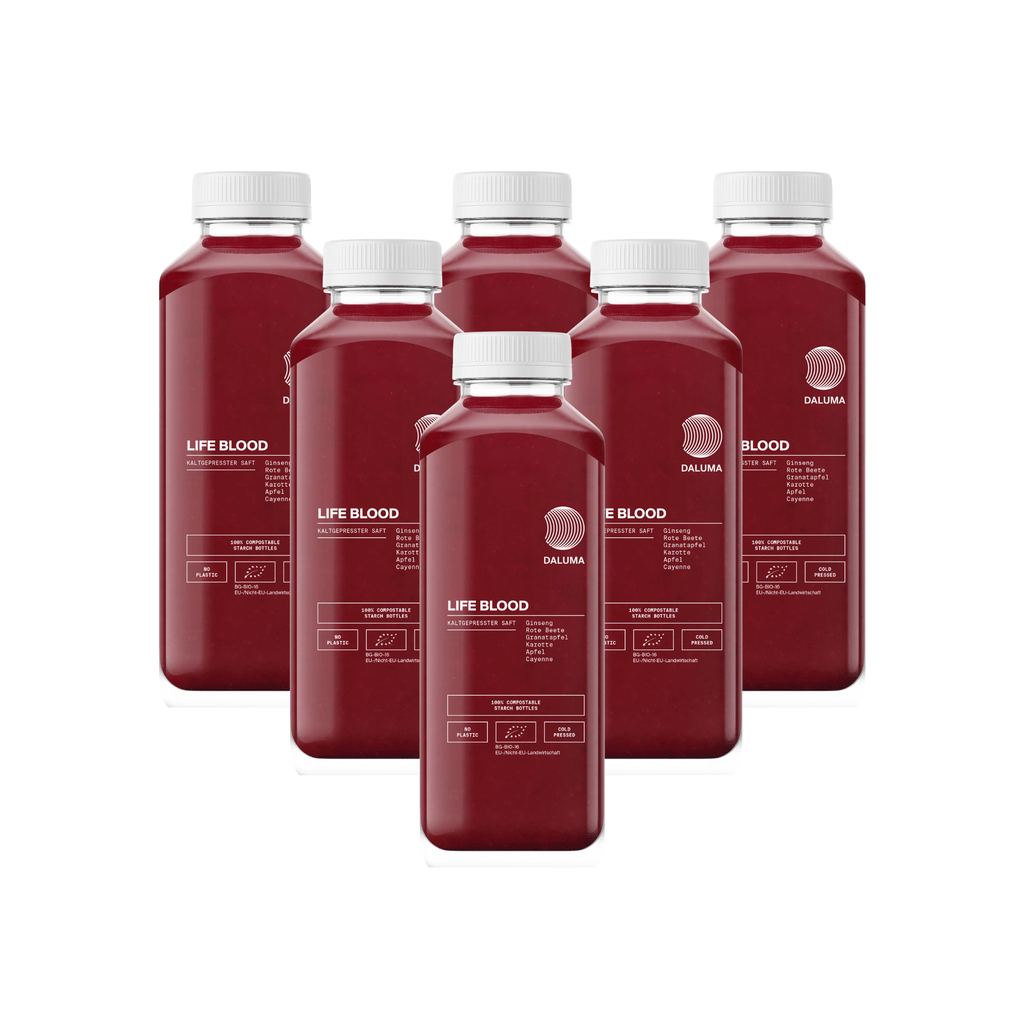 Sechs klare Plastikflaschen mit dunkelrotem LIFE BLOOD POWER SAFT von DALUMA sind in zwei Reihen angeordnet. Jede hat einen weißen Schraubverschluss und ein Etikett mit dem Produktnamen, der Marke DALUMA und den Nährwertangaben.