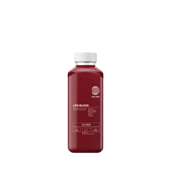 Eine klare Kunststoffflasche mit weißem Verschluss, gefüllt mit dunkelrotem LIFE BLOOD POWER SAFT von DALUMA. Das Etikett auf der Vorderseite listet in weißer Schrift Zutaten und Nährwerte auf und hebt rote Beete Saft und Granatapfelsaft hervor.