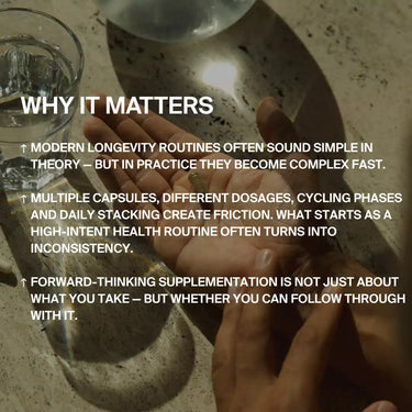 Die Hände ruhen auf einem Tisch neben einem Glas Wasser und einer Schale. Der Text beschreibt die Komplexität der modernen Langlebigkeitsroutinen und wie das LONGEVITY SUPPLEMENT PROTOCOL von DALUMA den Zellstoffwechsel im Vergleich zu anderen gängigen Praktiken unterstützt.