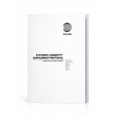 Eine minimalistische weiße Broschüre mit dem Titel LONGEVITY SUPPLEMENT PROTOCOL von DALUMA, mit einem runden schwarzen Logo und schwarzem Text, beschreibt einen Ansatz für gesundes Altern durch fortschrittliche Zellstoffwechsel-Unterstützung.