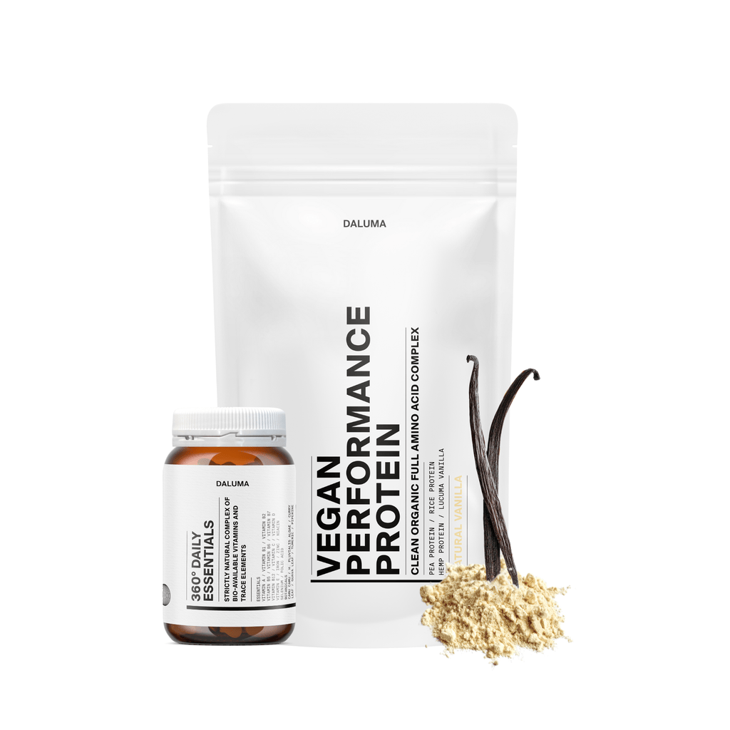 Ein weißer DALUMA PERFORMANCE DUO VANILLE-Beutel mit der Aufschrift "pfanzliches Eiweiß für Muskelaufbau" steht hinter einem kleinen 360° Daily Essentials-Fläschchen, mit Vanilleschoten und beigem Proteinpulver im Vordergrund.