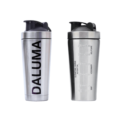 Zwei Shakerflaschen aus rostfreiem Stahl mit schwarzen Deckeln. Auf der linken Flasche steht in fetten schwarzen Buchstaben senkrecht DALUMA. Die Flasche auf der rechten Seite zeigt Messmarkierungen und motivierende Sätze auf der Seite.
