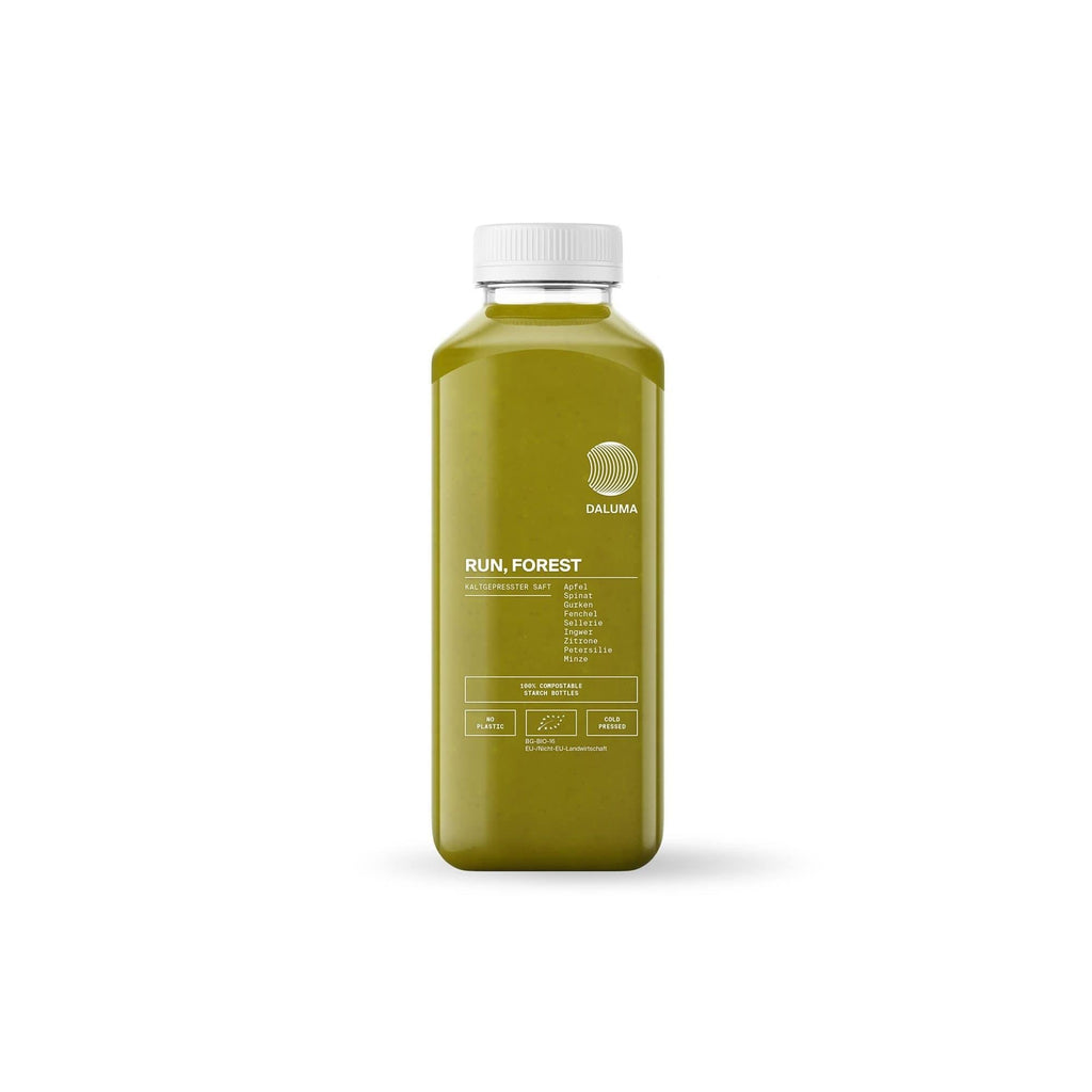 Eine durchsichtige Plastikflasche mit RUN, FOREST GREEN JUICE von DALUMA mit minimalistischem Branding und weißem Verschluss steht auf einem schlichten weißen Hintergrund. Genießen Sie diesen kaltgepressten Saft für einen erfrischenden Kick.