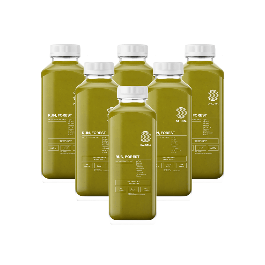 Sechs RUN, FOREST GREEN JUICE Flaschen von DALUMA mit weißen Verschlüssen sind in zwei Reihen angeordnet. Jede Flasche verfügt über Nährwertangaben und ein minimalistisches Design - ideal für Fans von Selleriesaft und Kaltgepresster Saft.