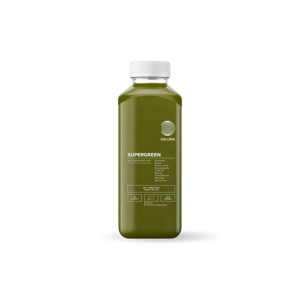 Eine klare Plastikflasche mit weißem Verschluss, gefüllt mit SUPERGREEN GREEN JUICE von DALUMA. Das Etikett zeigt Nährwertangaben und Symbole, die das Kaltpressverfahren hervorheben, alles vor einem weißen Hintergrund.
