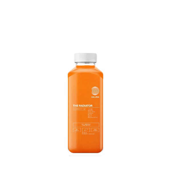 Eine durchsichtige Plastikflasche mit orangefarbener Flüssigkeit und der Aufschrift DALUMA THE RADIATOR GLOW SAFT in weißer Schrift mit weißer Kappe ist vor einem schlichten weißen Hintergrund abgebildet.