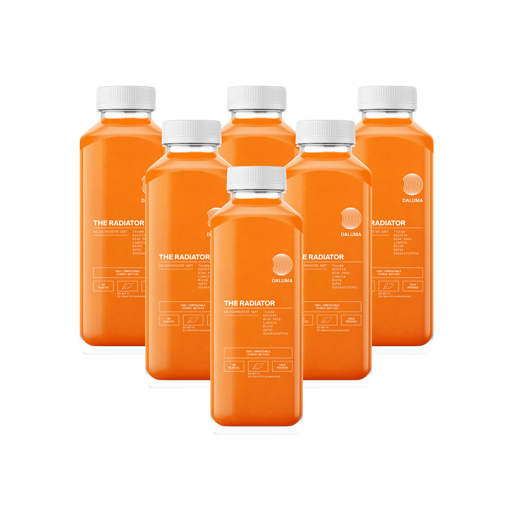 Sechs orangefarbene Flaschen mit weißen Verschlüssen, beschriftet mit THE RADIATOR GLOW SAFT von DALUMA, sind in zwei Reihen angeordnet. Jede Flasche ist auf der Vorderseite mit weißem Text und Grafiken versehen, die sich alle vor einem weißen Hintergrund abheben.